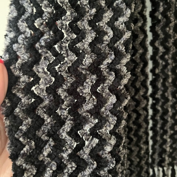 Liz Claiborne Black and Gray Knit Scarf with Fringe Made in Italy - Picture 6 of 10
